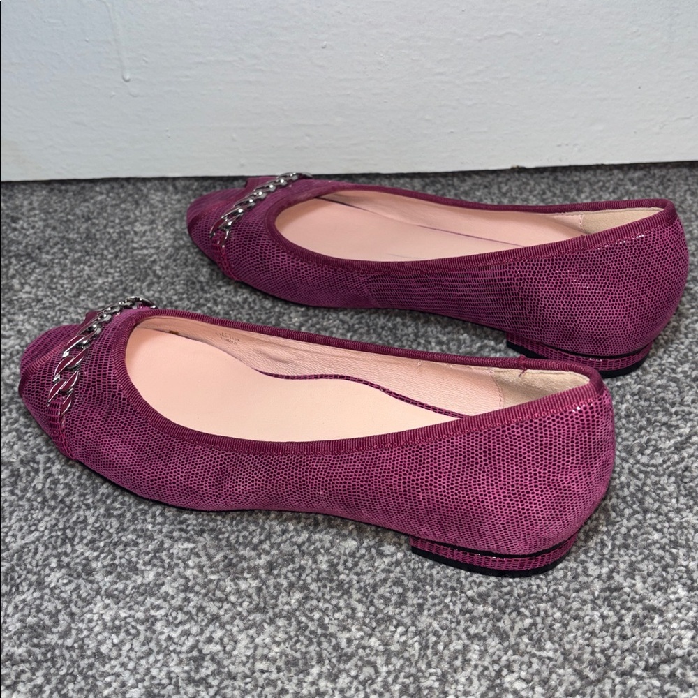 Taryn Rose Plum Peep-Toe Flats with Chain Accent size 6.5M - Picture 6 of 8